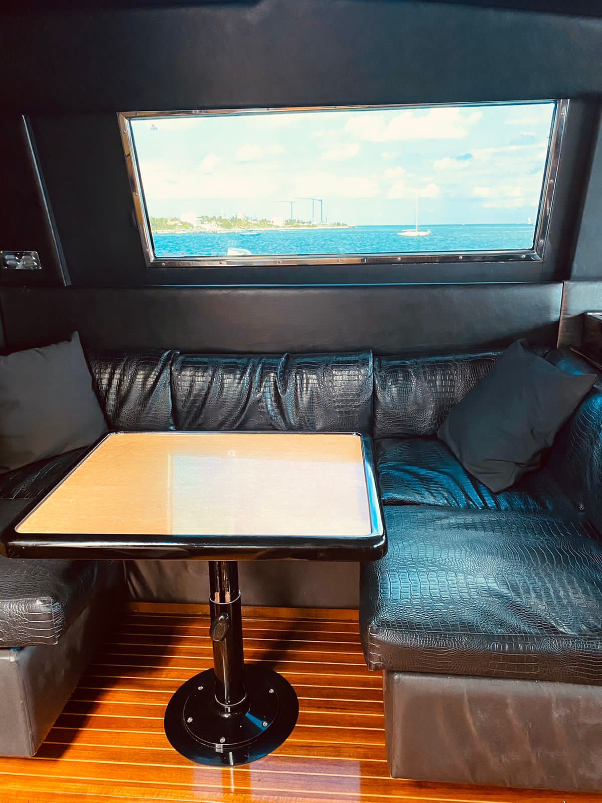 Alquila un Barco en Cancún México - Hatteras - Illusions