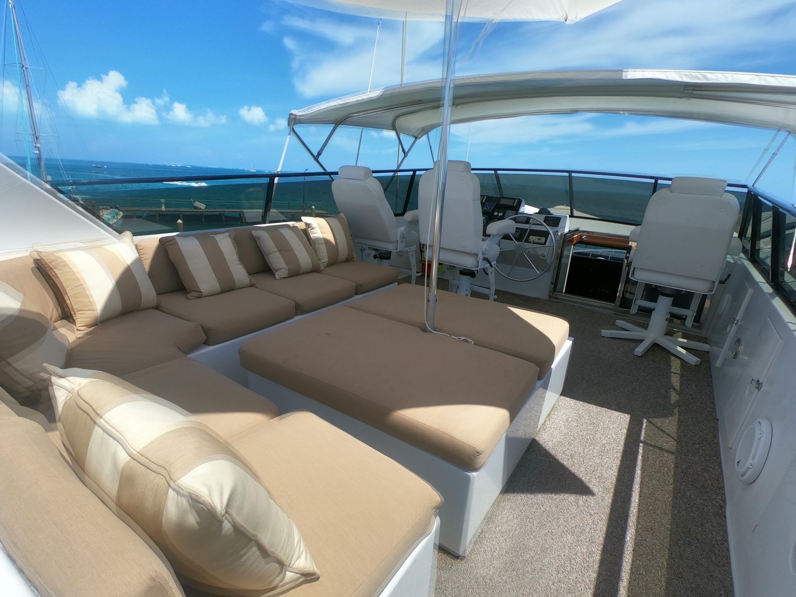 Encuentra y Alquila el Mejor Yate en Cancún México - Hatteras - Illusions