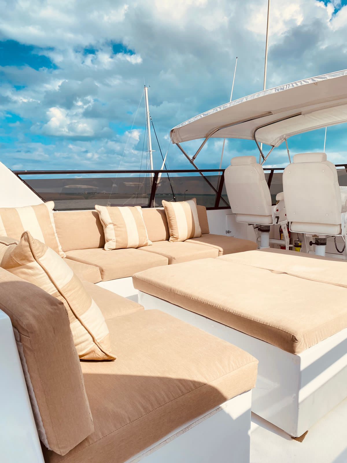 Encuentre un Alquiler de Botes en Cancún México - Hatteras - Illusions