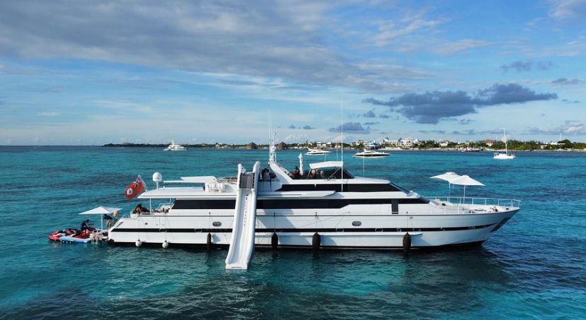 Encuentre un Alquiler de Yates en Cancún México - Hatteras - Illusions
