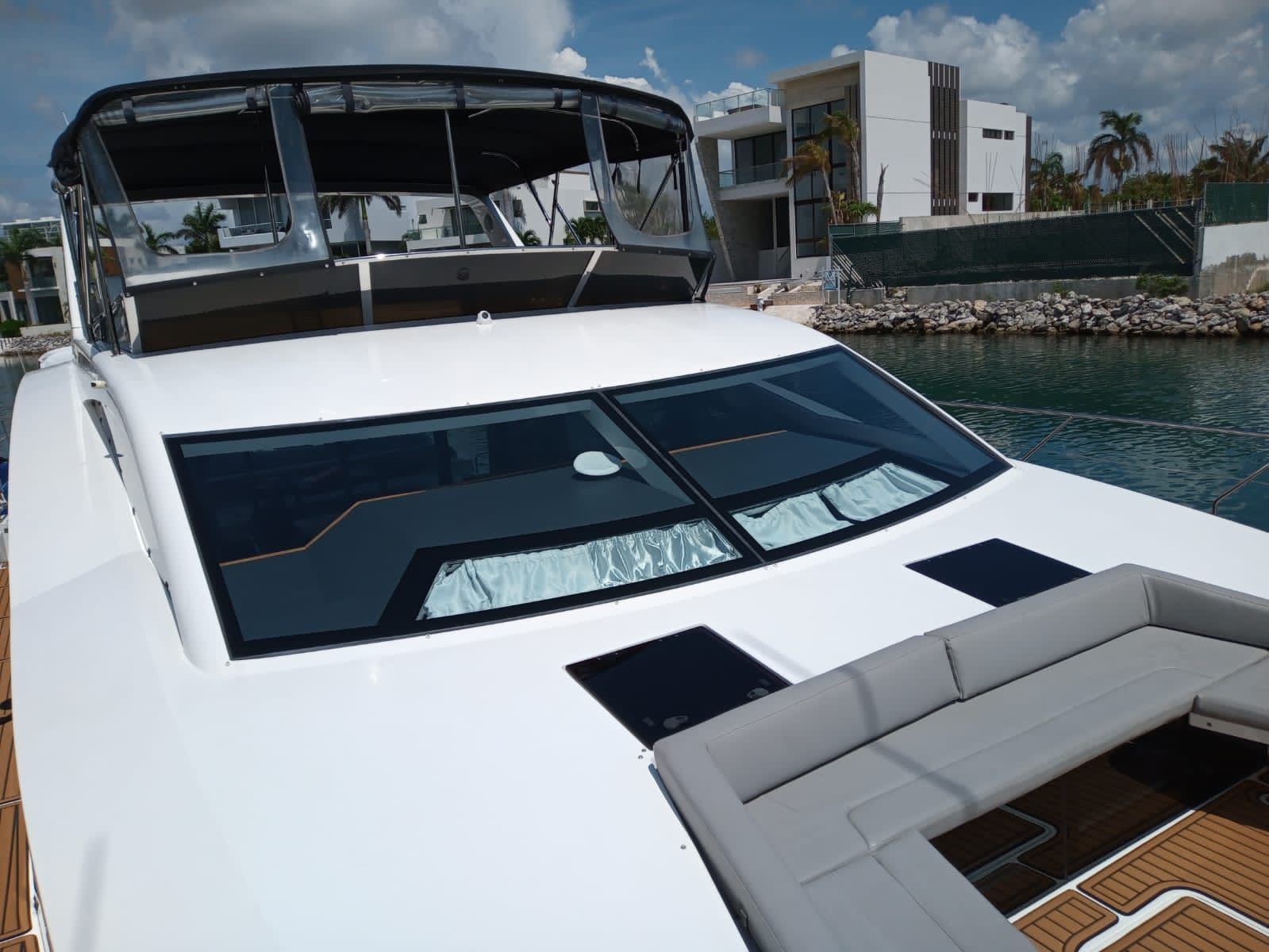 Renta de Yates de Negocios Cancún México - Hudson