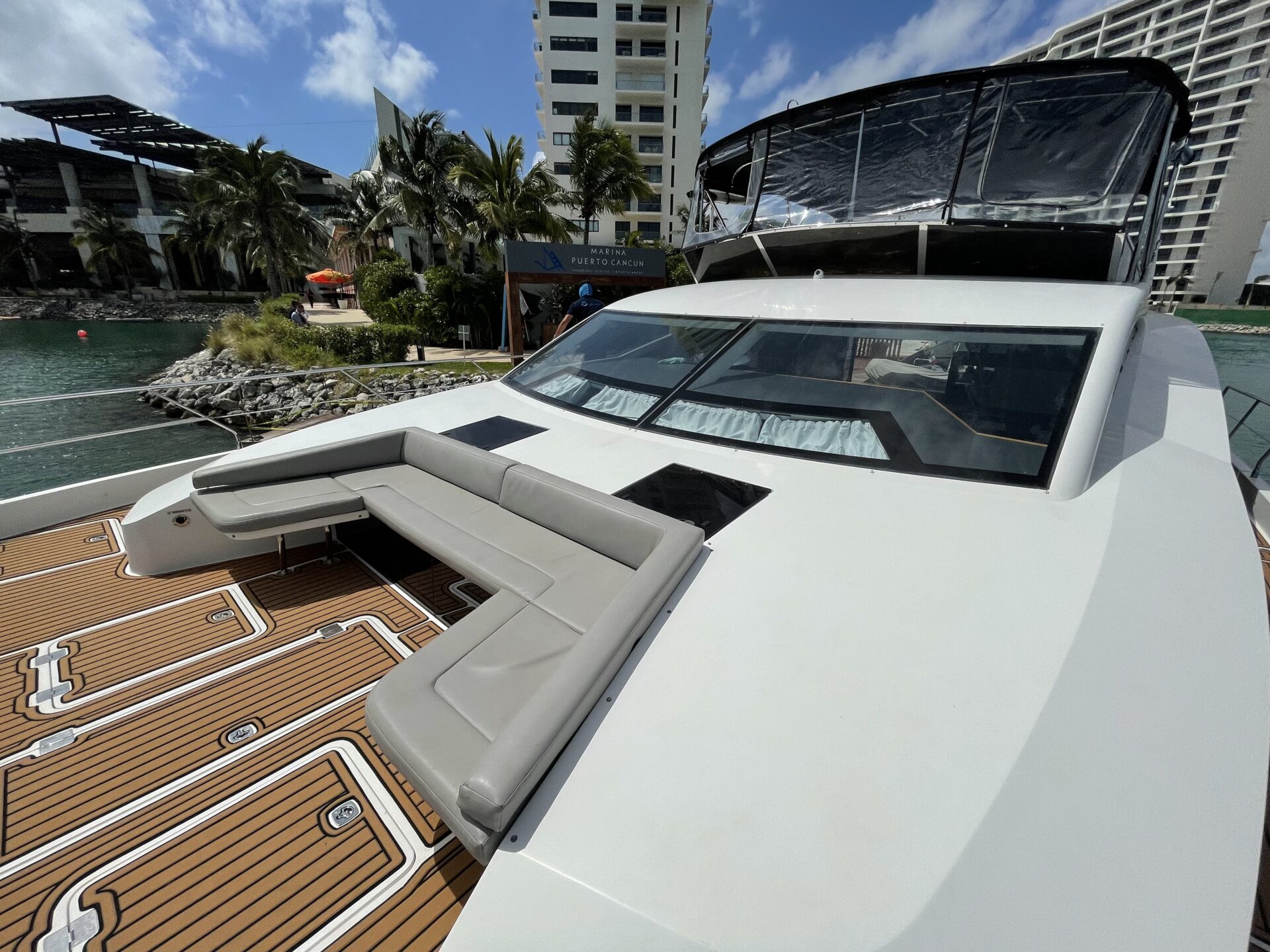 Viernes Renta de Barco Cancún México - Hudson