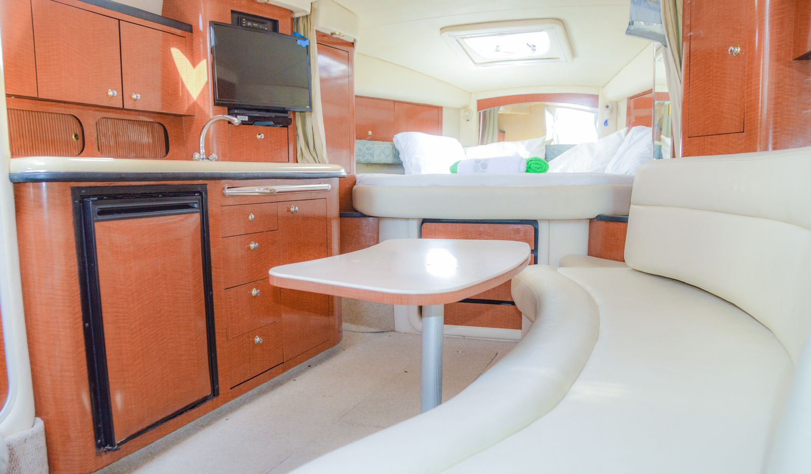 Encuentra la mejor empresa de alquiler de charter en Cancún - Libelula Sea Ray