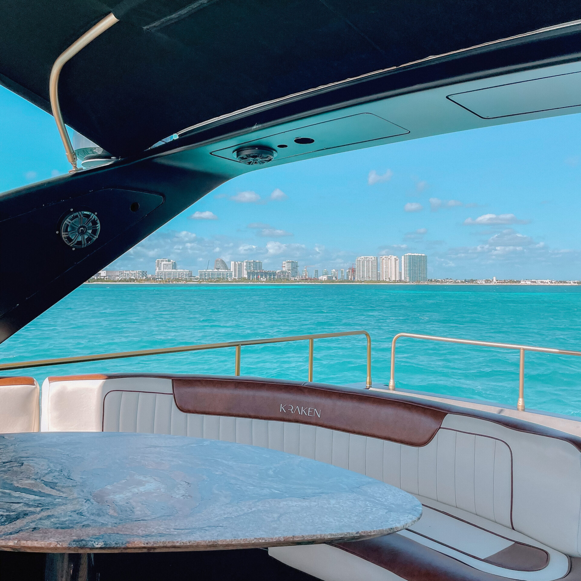 Renta de Botes en Cancún con Jet Ski - Azimut - Kraken