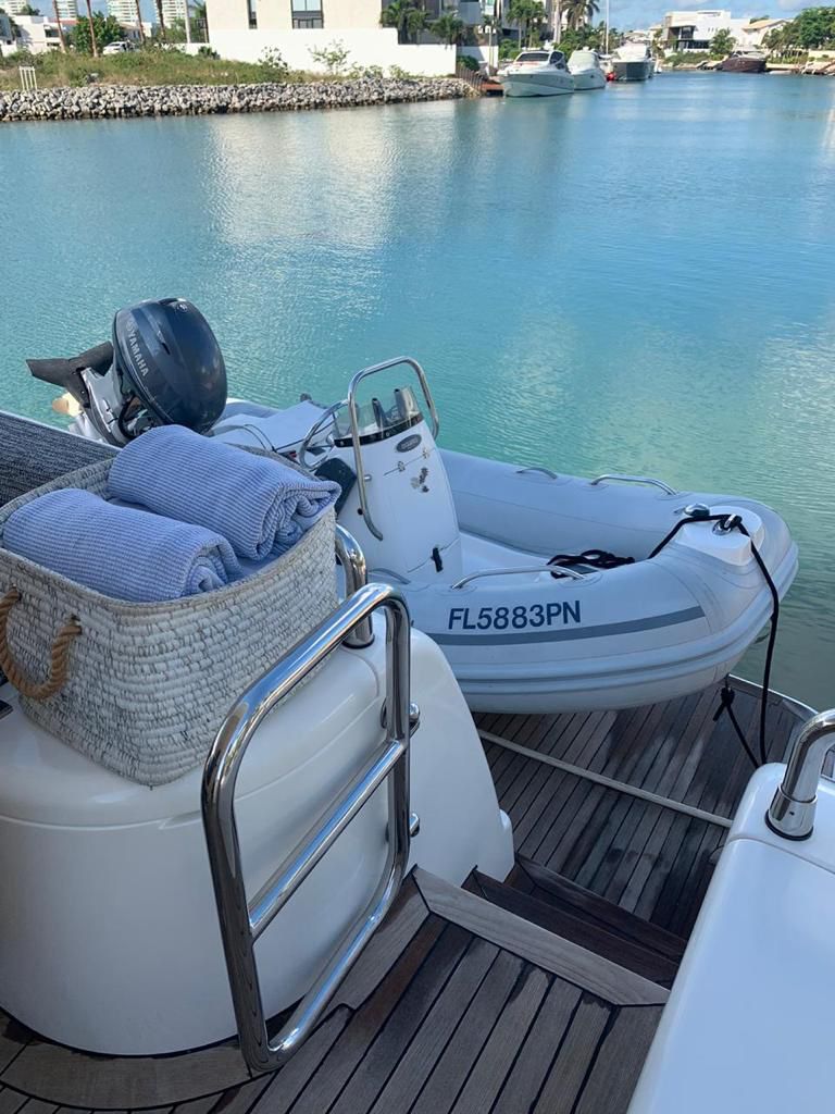 Renta de charter Cancún más cool - Uniesse